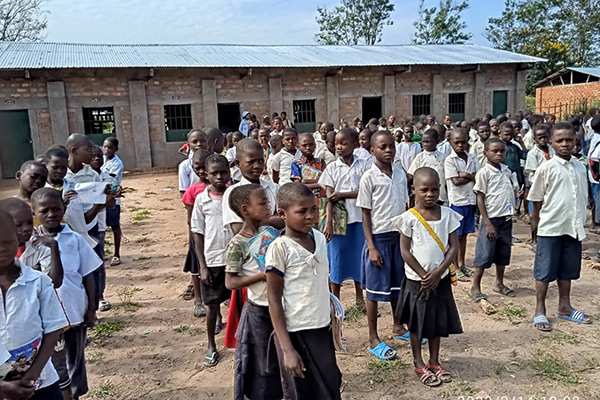 Matériel scolaire pour 300 enfants du village Yangala